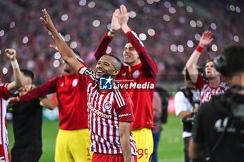 09/05/2024 - 9 Ayoub El Kaabi with the players of Olympiacos Piraeus celebrating the victory during the UEFA Conference League, Semi-finals, 2nd leg, match between Olympiacos Piraeus and Aston Villa FC at Georgios Karaiskakis Stadium on May 9, 2024, in Piraeus, Greece. - OLYMPIACOS VS ASTON VILLA, SEMI-FINALS - 2ND LEG - UEFA CONFERENCE LEAGUE - CALCIO