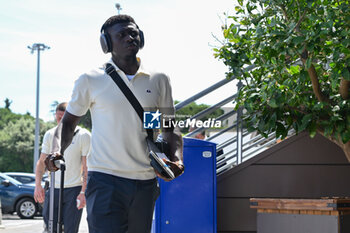 2024-05-27 - ACF Fiorentina's midfielder Alfred Duncan arrives at the airport - DEPARTURE OF ACF FIORENTINA FOR ATHENS - UEFA CONFERENCE LEAGUE - SOCCER