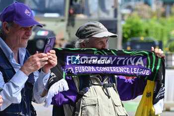 2024-05-27 - ACF Fiorentina's supporters at the airport - DEPARTURE OF ACF FIORENTINA FOR ATHENS - UEFA CONFERENCE LEAGUE - SOCCER