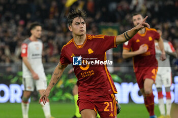 2024-01-03 - Paulo Dybala (AS Roma); celebrates after scoring the goal 2-1 during the Coppa Italia Frecciarossa round of 16 match between AS Roma vs US Cremonese at the Olimpic Stadium in Rome on 03 January 2024. - AS ROMA VS US CREMONESE - ITALIAN CUP - SOCCER