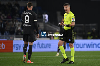 2024-04-23 - Dusan Vlahovic of Juventus F.C. and Referee Daniele Orsato during the Frecciarossa Italian Cup Semi Final second leg between S.S. Lazio vs Juventus F.C. at the Olympic Stadium on April 23, 2024 in Rome, Italy. - SS LAZIO VS JUVENTUS FC - ITALIAN CUP - SOCCER