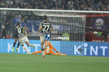 2024-05-15 - Juventus' Serbian forward Dusan Vlahovic scores against Atalanta during the Italian Cup final football match between Atalanta and Juventus at Stadio Olimpico on May 15,2024 in Rome, Italy. - FINAL - JUVENTUS FC VS ATALANTA BC - ITALIAN CUP - SOCCER