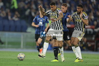 2024-05-15 - Atalanta's Croatian midfielder Mario Pasalic challenges for the ball with Juventus' Brazilian defender Danilo and Juventus' Brazilian defender Bremer during the Italian Cup final football match between Atalanta and Juventus at Stadio Olimpico on May 15,2024 in Rome, Italy. - FINAL - JUVENTUS FC VS ATALANTA BC - ITALIAN CUP - SOCCER