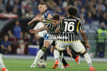 2024-05-15 - Atalanta's Dutch midfielder Teun Koopmeiners challenges for the ball with Juventus' Serbian forward Dusan Vlahovic during the Italian Cup final football match between Atalanta and Juventus at Stadio Olimpico on May 15,2024 in Rome, Italy. - FINAL - JUVENTUS FC VS ATALANTA BC - ITALIAN CUP - SOCCER