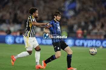 2024-05-15 - Juventus' American midfielder Weston McKennie challenges for the ball with Atalanta's Dutch midfielder Marten de Roon during the Italian Cup final football match between Atalanta and Juventus at Stadio Olimpico on May 15,2024 in Rome, Italy. - FINAL - JUVENTUS FC VS ATALANTA BC - ITALIAN CUP - SOCCER
