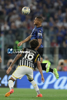 2024-05-15 - Atalanta’s Isak Hien challenges for the ball with Juventus' American midfielder Weston McKennie during the Italian Cup final football match between Atalanta and Juventus at Stadio Olimpico on May 15,2024 in Rome, Italy. - FINAL - JUVENTUS FC VS ATALANTA BC - ITALIAN CUP - SOCCER