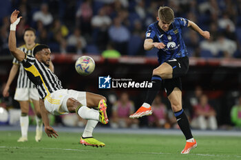 2024-05-15 - Atalanta's Belgian forward Charles De Ketelaere challenges for the ball with Juventus' Brazilian defender Bremer during the Italian Cup final football match between Atalanta and Juventus at Stadio Olimpico on May 15,2024 in Rome, Italy. - FINAL - JUVENTUS FC VS ATALANTA BC - ITALIAN CUP - SOCCER