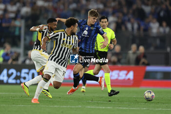 2024-05-15 - Atalanta's Belgian forward Charles De Ketelaere challenges for the ball with Juventus' Brazilian defender Bremer and Juventus' American midfielder Weston McKennie during the Italian Cup final football match between Atalanta and Juventus at Stadio Olimpico on May 15,2024 in Rome, Italy. - FINAL - JUVENTUS FC VS ATALANTA BC - ITALIAN CUP - SOCCER