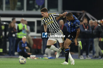 2024-05-15 - Juventus' Serbian forward Dusan Vlahovic challenges for the ball with Atalanta’s Isak Hien during the Italian Cup final football match between Atalanta and Juventus at Stadio Olimpico on May 15,2024 in Rome, Italy. - FINAL - JUVENTUS FC VS ATALANTA BC - ITALIAN CUP - SOCCER