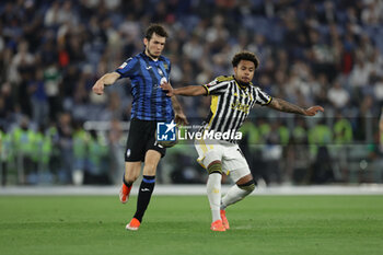 2024-05-15 - Atalanta's Dutch midfielder Marten de Roon challenges for the ball with Juventus' American midfielder Weston McKennie during the Italian Cup final football match between Atalanta and Juventus at Stadio Olimpico on May 15,2024 in Rome, Italy. - FINAL - JUVENTUS FC VS ATALANTA BC - ITALIAN CUP - SOCCER