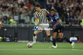 2024-05-15 - Juventus' Serbian forward Dusan Vlahovic challenges for the ball with Atalanta’s Isak Hien during the Italian Cup final football match between Atalanta and Juventus at Stadio Olimpico on May 15,2024 in Rome, Italy. - FINAL - JUVENTUS FC VS ATALANTA BC - ITALIAN CUP - SOCCER