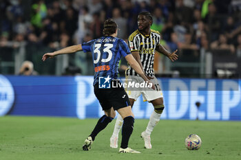 2024-05-15 - Juventus' English forward Samuel Iling Junior challenges for the ball with Atalanta's Dutch defender Hans Hateboer during the Italian Cup final football match between Atalanta and Juventus at Stadio Olimpico on May 15,2024 in Rome, Italy. - FINAL - JUVENTUS FC VS ATALANTA BC - ITALIAN CUP - SOCCER