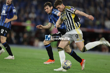 2024-05-15 - Atalanta's Dutch midfielder Marten de Roon challenges for the ball with Juventus' Serbian forward Dusan Vlahovic during the Italian Cup final football match between Atalanta and Juventus at Stadio Olimpico on May 15,2024 in Rome, Italy. - FINAL - JUVENTUS FC VS ATALANTA BC - ITALIAN CUP - SOCCER