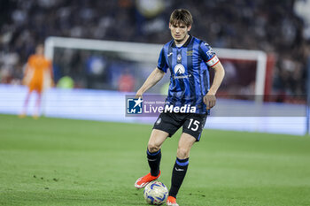 2024-05-15 - Atalanta's Dutch midfielder Marten de Roon controls the ball during the Italian Cup final football match between Atalanta and Juventus at Stadio Olimpico on May 15,2024 in Rome, Italy. - FINAL - JUVENTUS FC VS ATALANTA BC - ITALIAN CUP - SOCCER