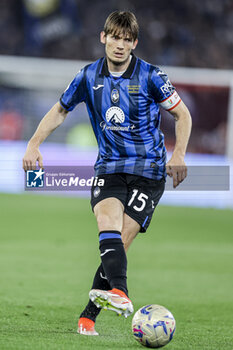 2024-05-15 - Atalanta's Dutch midfielder Marten de Roon controls the ball during the Italian Cup final football match between Atalanta and Juventus at Stadio Olimpico on May 15,2024 in Rome, Italy. - FINAL - JUVENTUS FC VS ATALANTA BC - ITALIAN CUP - SOCCER