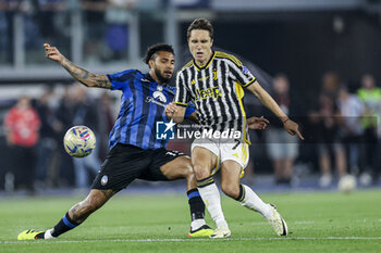 2024-05-15 - Atalanta's Brazilian midfielder Ederson challenges for the ball with Juventus' Italian forward Federico Chiesa during the Italian Cup final football match between Atalanta and Juventus at Stadio Olimpico on May 15,2024 in Rome, Italy. - FINAL - JUVENTUS FC VS ATALANTA BC - ITALIAN CUP - SOCCER
