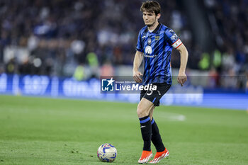 2024-05-15 - Atalanta's Dutch midfielder Marten de Roon controls the ball during the Italian Cup final football match between Atalanta and Juventus at Stadio Olimpico on May 15,2024 in Rome, Italy. - FINAL - JUVENTUS FC VS ATALANTA BC - ITALIAN CUP - SOCCER