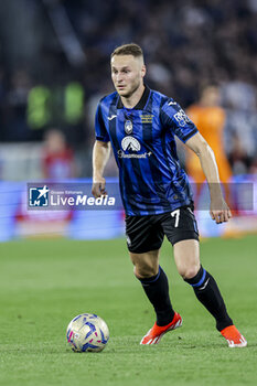 2024-05-15 - Atalanta's Dutch midfielder Teun Koopmeiners controls the ball during the Italian Cup final football match between Atalanta and Juventus at Stadio Olimpico on May 15,2024 in Rome, Italy. - FINAL - JUVENTUS FC VS ATALANTA BC - ITALIAN CUP - SOCCER