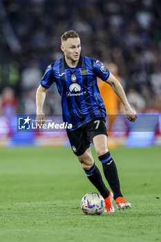 2024-05-15 - Atalanta's Dutch midfielder Teun Koopmeiners controls the ball during the Italian Cup final football match between Atalanta and Juventus at Stadio Olimpico on May 15,2024 in Rome, Italy. - FINAL - JUVENTUS FC VS ATALANTA BC - ITALIAN CUP - SOCCER