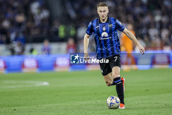 2024-05-15 - Atalanta's Dutch midfielder Teun Koopmeiners controls the ball during the Italian Cup final football match between Atalanta and Juventus at Stadio Olimpico on May 15,2024 in Rome, Italy. - FINAL - JUVENTUS FC VS ATALANTA BC - ITALIAN CUP - SOCCER