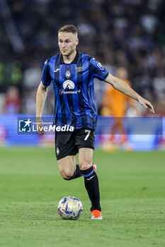 2024-05-15 - Atalanta's Dutch midfielder Teun Koopmeiners controls the ball during the Italian Cup final football match between Atalanta and Juventus at Stadio Olimpico on May 15,2024 in Rome, Italy. - FINAL - JUVENTUS FC VS ATALANTA BC - ITALIAN CUP - SOCCER