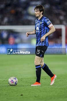 2024-05-15 - Atalanta's Dutch midfielder Marten de Roon controls the ball during the Italian Cup final football match between Atalanta and Juventus at Stadio Olimpico on May 15,2024 in Rome, Italy. - FINAL - JUVENTUS FC VS ATALANTA BC - ITALIAN CUP - SOCCER