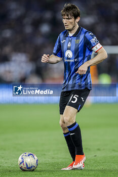 2024-05-15 - Atalanta's Dutch midfielder Marten de Roon controls the ball during the Italian Cup final football match between Atalanta and Juventus at Stadio Olimpico on May 15,2024 in Rome, Italy. - FINAL - JUVENTUS FC VS ATALANTA BC - ITALIAN CUP - SOCCER