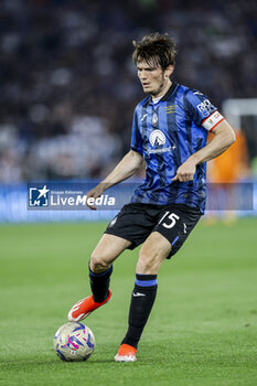 2024-05-15 - Atalanta's Dutch midfielder Marten de Roon controls the ball during the Italian Cup final football match between Atalanta and Juventus at Stadio Olimpico on May 15,2024 in Rome, Italy. - FINAL - JUVENTUS FC VS ATALANTA BC - ITALIAN CUP - SOCCER