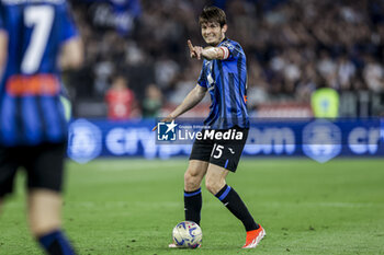 2024-05-15 - Atalanta's Dutch midfielder Marten de Roon controls the ball during the Italian Cup final football match between Atalanta and Juventus at Stadio Olimpico on May 15,2024 in Rome, Italy. - FINAL - JUVENTUS FC VS ATALANTA BC - ITALIAN CUP - SOCCER