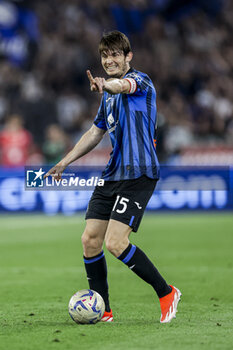 2024-05-15 - Atalanta's Dutch midfielder Marten de Roon controls the ball during the Italian Cup final football match between Atalanta and Juventus at Stadio Olimpico on May 15,2024 in Rome, Italy. - FINAL - JUVENTUS FC VS ATALANTA BC - ITALIAN CUP - SOCCER