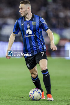 2024-05-15 - Atalanta's Dutch midfielder Teun Koopmeiners controls the ball during the Italian Cup final football match between Atalanta and Juventus at Stadio Olimpico on May 15,2024 in Rome, Italy. - FINAL - JUVENTUS FC VS ATALANTA BC - ITALIAN CUP - SOCCER