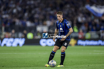 2024-05-15 - Atalanta's Croatian midfielder Mario Pasalic controls the ball during the Italian Cup final football match between Atalanta and Juventus at Stadio Olimpico on May 15,2024 in Rome, Italy. - FINAL - JUVENTUS FC VS ATALANTA BC - ITALIAN CUP - SOCCER