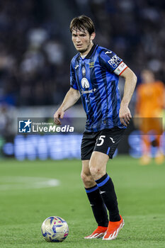 2024-05-15 - Atalanta's Dutch midfielder Marten de Roon controls the ball during the Italian Cup final football match between Atalanta and Juventus at Stadio Olimpico on May 15,2024 in Rome, Italy. - FINAL - JUVENTUS FC VS ATALANTA BC - ITALIAN CUP - SOCCER