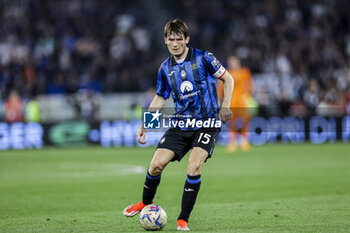 2024-05-15 - Atalanta's Dutch midfielder Marten de Roon controls the ball during the Italian Cup final football match between Atalanta and Juventus at Stadio Olimpico on May 15,2024 in Rome, Italy. - FINAL - JUVENTUS FC VS ATALANTA BC - ITALIAN CUP - SOCCER