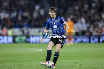 2024-05-15 - Atalanta's Dutch midfielder Marten de Roon controls the ball during the Italian Cup final football match between Atalanta and Juventus at Stadio Olimpico on May 15,2024 in Rome, Italy. - FINAL - JUVENTUS FC VS ATALANTA BC - ITALIAN CUP - SOCCER