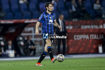 2024-05-15 - Atalanta's Dutch midfielder Marten de Roon controls the ball during the Italian Cup final football match between Atalanta and Juventus at Stadio Olimpico on May 15,2024 in Rome, Italy. - FINAL - JUVENTUS FC VS ATALANTA BC - ITALIAN CUP - SOCCER