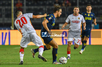 2024-08-10 - Catanzaro's Simone Pontisso fights for the ball against Empoli's Lorenzo Colombo - EMPOLI FC VS US CATANZARO - ITALIAN CUP - SOCCER