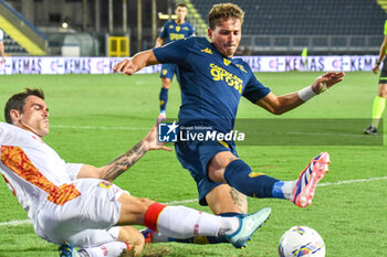 2024-08-10 - Empoli's Sebastiano Esposito fights for the ball against Catanzaro's Nicolo Brighenti - EMPOLI FC VS US CATANZARO - ITALIAN CUP - SOCCER