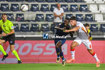 2024-08-10 - Empoli's Emmanuel Gyasi fights for the ball against Catanzaro's Federico Bonini - EMPOLI FC VS US CATANZARO - ITALIAN CUP - SOCCER