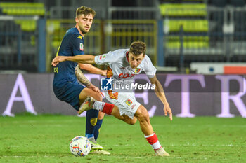 2024-08-10 - Catanzaro's Simone Pontisso fights for the ball against Empoli's Mattia Viti - EMPOLI FC VS US CATANZARO - ITALIAN CUP - SOCCER