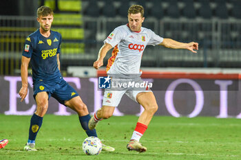 2024-08-10 - Catanzaro's Simone Pontisso fights for the ball against Empoli's Mattia Viti - EMPOLI FC VS US CATANZARO - ITALIAN CUP - SOCCER