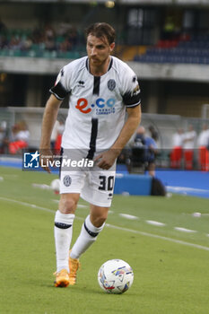 2024-08-10 - Simone Bastoni of Cesena FC play the ball during Hellas Verona FC vs Cesena FC, round of 32° Coppa Italia Frecciarossa 2024-25, at MarcAntonio Bentegodi stadium in Verona (VR), Italy, on August 10, 2024. - HELLAS VERONA FC VS CESENA FC - ITALIAN CUP - SOCCER