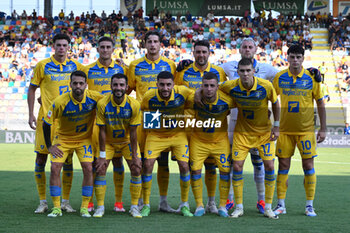 2024-08-12 - Frosinone Calcio players pose for a team photo during the Frecciarossa Italian Cup round of 32 match between Frosinone Calcio vs Pisa Sporting Club at Benito Stirpe Stadium on August 12, 2024 in Frosinone, Italy. - FROSINONE CALCIO VS PISA SC - ITALIAN CUP - SOCCER