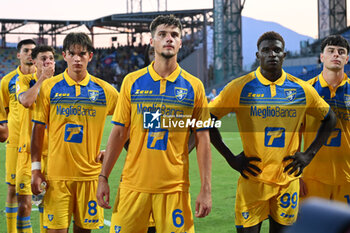 2024-08-12 - Frosinone Calcio players during the Frecciarossa Italian Cup round of 32 match between Frosinone Calcio vs Pisa Sporting Club at Benito Stirpe Stadium on August 12, 2024 in Frosinone, Italy. - FROSINONE CALCIO VS PISA SC - ITALIAN CUP - SOCCER