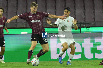 2024-08-12 - Mateusz Legowski of US Salernitana 1919 competes for the ball with Salvatore Elia of Spezia Calcio during the Soccer Italian Cup Freccia Rossa between US Salernitana 1919 vs Spezia Calcio at Arechi Stadium - US SALERNITANA VS SPEZIA CALCIO - ITALIAN CUP - SOCCER