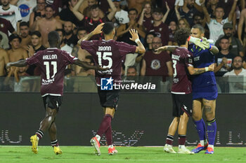 2024-08-12 - Domagoj Bradaric of US Salernitana 1919 hug Luigi Sepe of US Salernitana 1919 during the Soccer Italian Cup Freccia Rossa between US Salernitana 1919 vs Spezia Calcio at Arechi Stadium - US SALERNITANA VS SPEZIA CALCIO - ITALIAN CUP - SOCCER