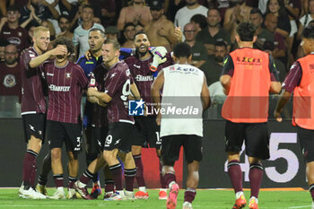 2024-08-12 - Domagoj Bradaric of US Salernitana 1919 hug Luigi Sepe of US Salernitana 1919 during the Soccer Italian Cup Freccia Rossa between US Salernitana 1919 vs Spezia Calcio at Arechi Stadium - US SALERNITANA VS SPEZIA CALCIO - ITALIAN CUP - SOCCER