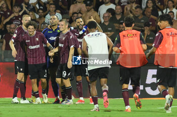 2024-08-12 - Domagoj Bradaric of US Salernitana 1919 hug Luigi Sepe of US Salernitana 1919 during the Soccer Italian Cup Freccia Rossa between US Salernitana 1919 vs Spezia Calcio at Arechi Stadium - US SALERNITANA VS SPEZIA CALCIO - ITALIAN CUP - SOCCER