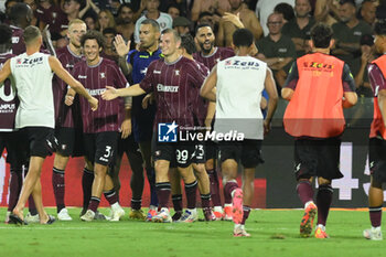 2024-08-12 - Domagoj Bradaric of US Salernitana 1919 hug Luigi Sepe of US Salernitana 1919 during the Soccer Italian Cup Freccia Rossa between US Salernitana 1919 vs Spezia Calcio at Arechi Stadium - US SALERNITANA VS SPEZIA CALCIO - ITALIAN CUP - SOCCER