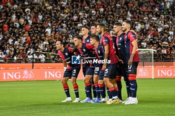 2024-08-12 - Cagliari Calcio, Team Picture, Foto di Squadra - CAGLIARI CALCIO VS CARRARESE CALCIO - ITALIAN CUP - SOCCER